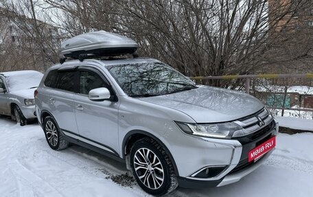 Mitsubishi Outlander III рестайлинг 3, 2016 год, 2 800 000 рублей, 2 фотография