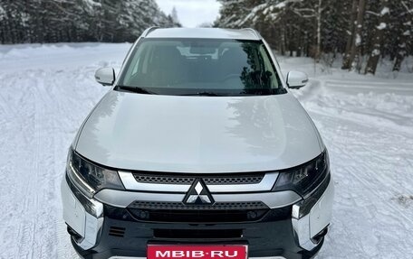 Mitsubishi Outlander III рестайлинг 3, 2020 год, 3 199 000 рублей, 1 фотография