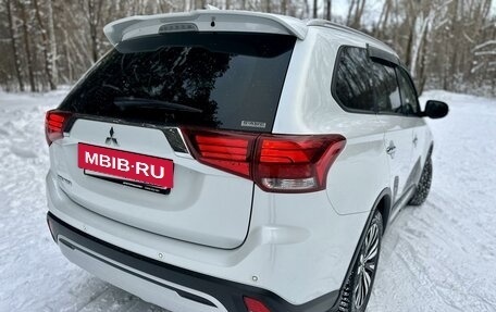 Mitsubishi Outlander III рестайлинг 3, 2020 год, 3 199 000 рублей, 6 фотография