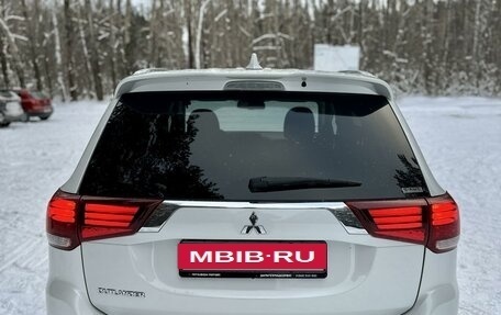 Mitsubishi Outlander III рестайлинг 3, 2020 год, 3 199 000 рублей, 4 фотография