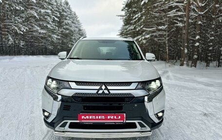 Mitsubishi Outlander III рестайлинг 3, 2020 год, 3 199 000 рублей, 3 фотография