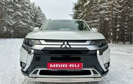 Mitsubishi Outlander III рестайлинг 3, 2020 год, 3 199 000 рублей, 2 фотография