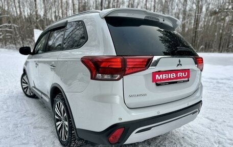 Mitsubishi Outlander III рестайлинг 3, 2020 год, 3 199 000 рублей, 5 фотография