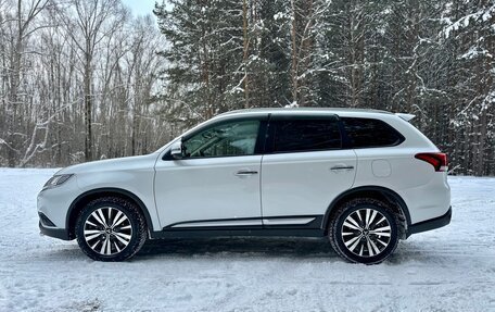 Mitsubishi Outlander III рестайлинг 3, 2020 год, 3 199 000 рублей, 8 фотография