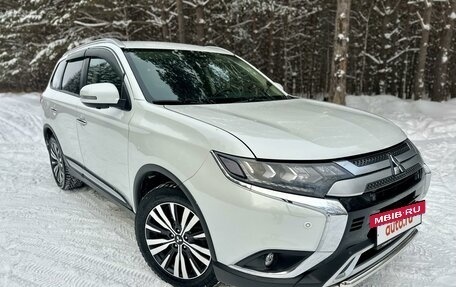 Mitsubishi Outlander III рестайлинг 3, 2020 год, 3 199 000 рублей, 9 фотография