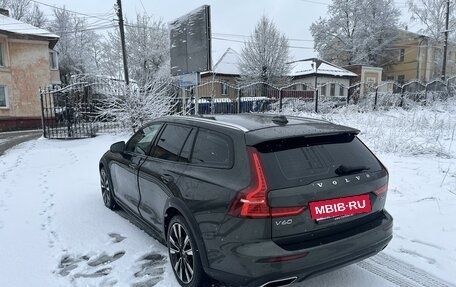 Volvo V60 Cross Country II, 2019 год, 3 400 000 рублей, 5 фотография