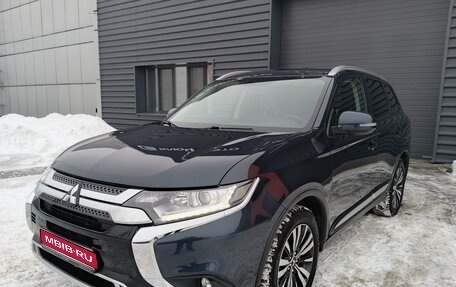 Mitsubishi Outlander III рестайлинг 3, 2019 год, 2 450 000 рублей, 1 фотография