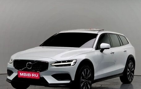 Volvo V60 Cross Country II, 2022 год, 3 500 000 рублей, 1 фотография