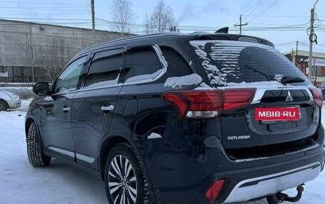 Mitsubishi Outlander III рестайлинг 3, 2021 год, 3 750 000 рублей, 9 фотография