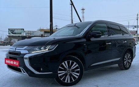 Mitsubishi Outlander III рестайлинг 3, 2021 год, 3 750 000 рублей, 8 фотография