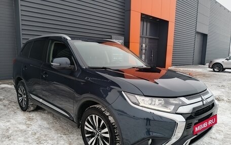 Mitsubishi Outlander III рестайлинг 3, 2019 год, 2 450 000 рублей, 3 фотография