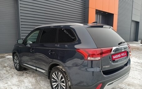 Mitsubishi Outlander III рестайлинг 3, 2019 год, 2 450 000 рублей, 7 фотография