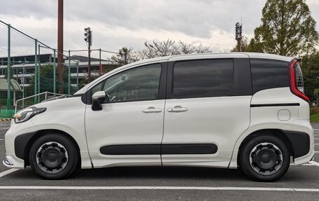 Toyota Sienta, 2022 год, 1 870 000 рублей, 4 фотография