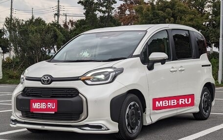 Toyota Sienta, 2022 год, 1 870 000 рублей, 3 фотография