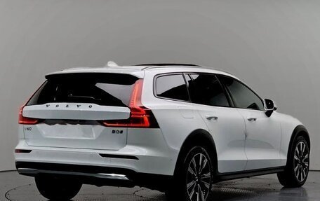 Volvo V60 Cross Country II, 2022 год, 3 500 000 рублей, 3 фотография