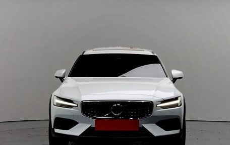 Volvo V60 Cross Country II, 2022 год, 3 500 000 рублей, 2 фотография