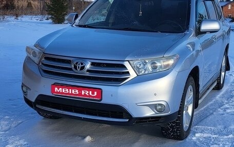 Toyota Highlander III, 2012 год, 1 950 000 рублей, 2 фотография