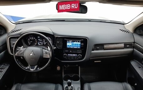 Mitsubishi Outlander III рестайлинг 3, 2015 год, 1 720 000 рублей, 9 фотография