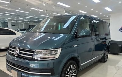 Volkswagen Multivan T6 рестайлинг, 2019 год, 4 700 000 рублей, 1 фотография