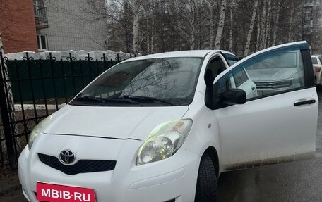 Toyota Yaris III рестайлинг, 2009 год, 650 000 рублей, 1 фотография