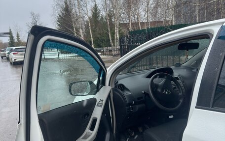 Toyota Yaris III рестайлинг, 2009 год, 650 000 рублей, 2 фотография