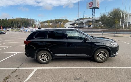 Mitsubishi Outlander III рестайлинг 3, 2018 год, 2 400 000 рублей, 4 фотография