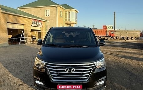 Hyundai Grand Starex Grand Starex I рестайлинг 2, 2019 год, 3 820 000 рублей, 1 фотография