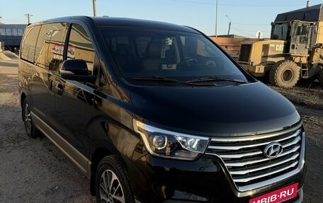 Hyundai Grand Starex Grand Starex I рестайлинг 2, 2019 год, 3 820 000 рублей, 2 фотография