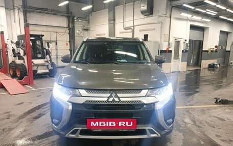 Mitsubishi Outlander III рестайлинг 3, 2018 год, 2 349 000 рублей, 2 фотография