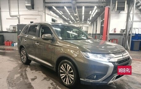 Mitsubishi Outlander III рестайлинг 3, 2018 год, 2 349 000 рублей, 5 фотография