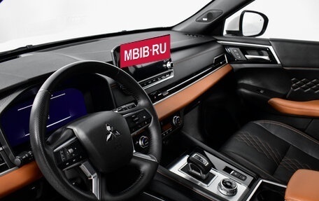 Mitsubishi Outlander, 2023 год, 4 800 000 рублей, 10 фотография