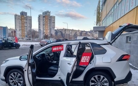 Toyota RAV4, 2020 год, 4 200 000 рублей, 3 фотография