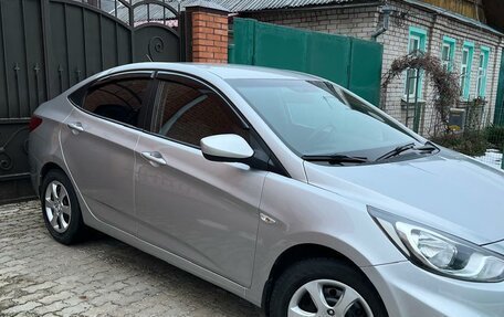 Hyundai Solaris II рестайлинг, 2011 год, 820 000 рублей, 3 фотография