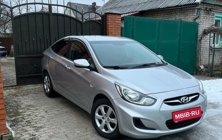 Hyundai Solaris II рестайлинг, 2011 год, 820 000 рублей, 2 фотография