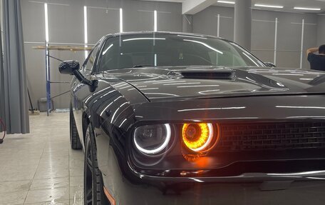 Dodge Challenger III рестайлинг 2, 2015 год, 1 950 000 рублей, 2 фотография