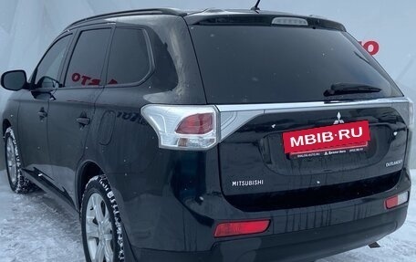 Mitsubishi Outlander III рестайлинг 3, 2013 год, 1 700 000 рублей, 4 фотография