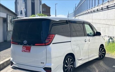 Toyota Noah, 2022 год, 2 700 000 рублей, 4 фотография