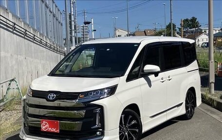 Toyota Noah, 2022 год, 2 700 000 рублей, 2 фотография