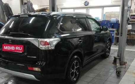 Mitsubishi Outlander III рестайлинг 3, 2014 год, 1 290 000 рублей, 3 фотография