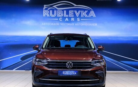 Volkswagen Tiguan II, 2021 год, 2 799 000 рублей, 2 фотография