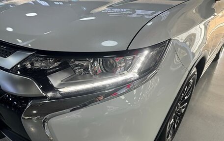 Mitsubishi Outlander III рестайлинг 3, 2021 год, 2 423 500 рублей, 4 фотография