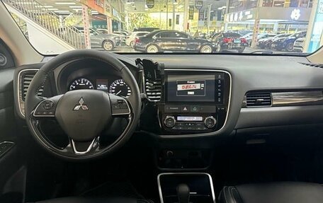 Mitsubishi Outlander III рестайлинг 3, 2021 год, 2 423 500 рублей, 13 фотография