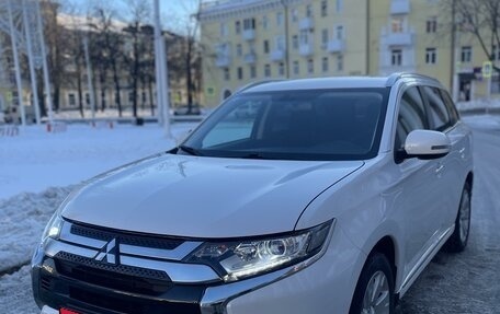 Mitsubishi Outlander III рестайлинг 3, 2022 год, 2 999 999 рублей, 1 фотография