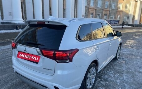 Mitsubishi Outlander III рестайлинг 3, 2022 год, 2 999 999 рублей, 5 фотография