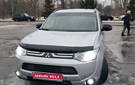 Mitsubishi Outlander III рестайлинг 3, 2013 год, 1 700 000 рублей, 4 фотография