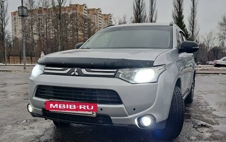 Mitsubishi Outlander III рестайлинг 3, 2013 год, 1 700 000 рублей, 3 фотография