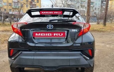 Toyota C-HR I рестайлинг, 2017 год, 1 850 000 рублей, 8 фотография