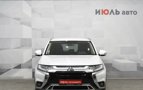 Mitsubishi Outlander III рестайлинг 3, 2020 год, 2 590 000 рублей, 2 фотография