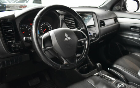 Mitsubishi Outlander III рестайлинг 3, 2012 год, 1 420 000 рублей, 13 фотография