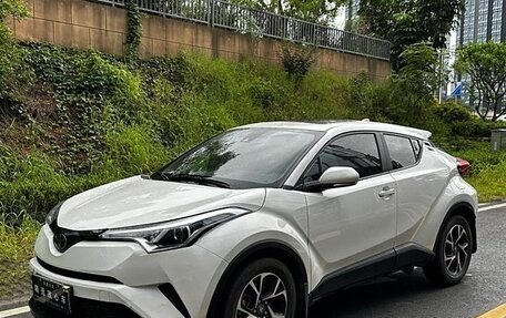 Toyota C-HR I рестайлинг, 2021 год, 2 000 000 рублей, 3 фотография